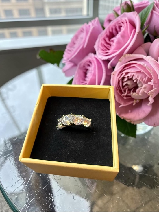 Moissanite Jewelry - Women’s Ring in size 7 set in 925 Sterling Silver, 1 Carat Moissanite